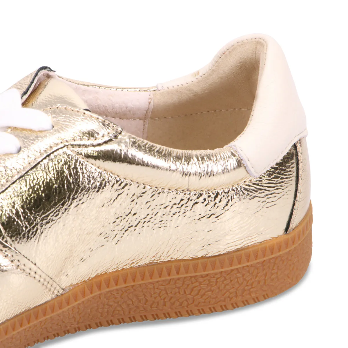 Dari Sneaker